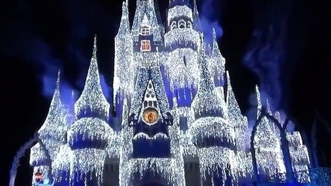 elsa女王将迪士尼乐园变成冰雪王国!