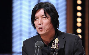亚洲电影大奖获奖感言 最佳导演李沧东：奖杯很重