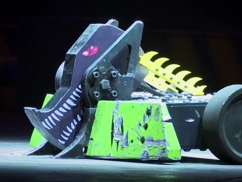 《机器人争霸》总决赛资格赛三机混战 黑狼竟被k.o?